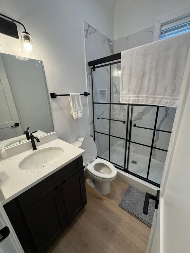 Building Photo - Ready for immediate move in - Two private ...