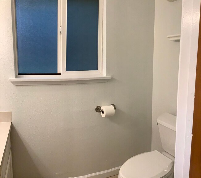 Building Photo - 1 STORY RAMBLER 3 BED 1.5 BATH IN PORT ORCHARD