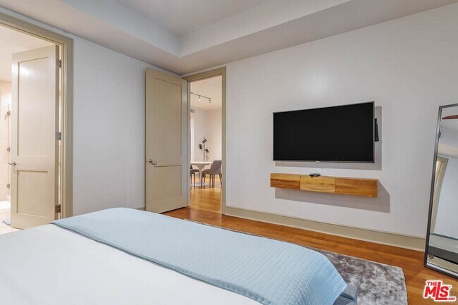 Building Photo - 10700 Wilshire Blvd