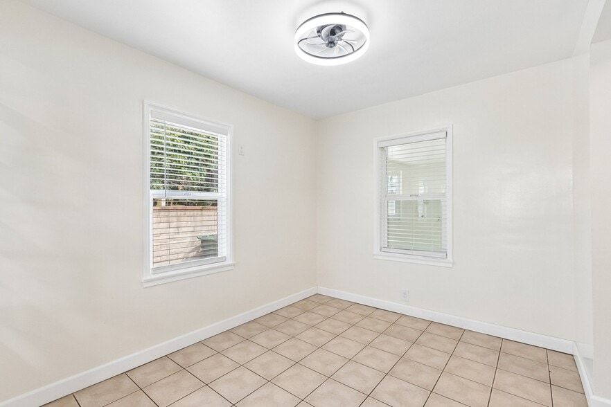 Dining area - 5616 N Gladys Ave