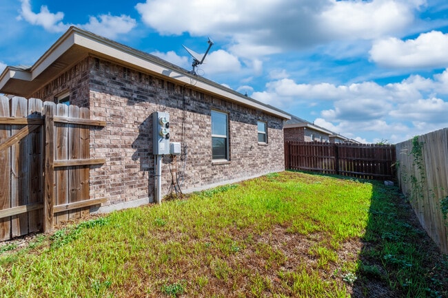 Building Photo - 2706 E Garfield Ave