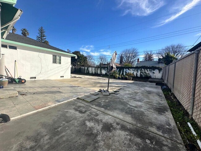Building Photo - 2048 51st Ave