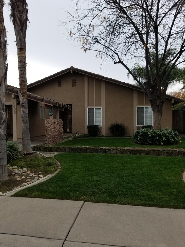 Building Photo - 3408 Moonview Dr