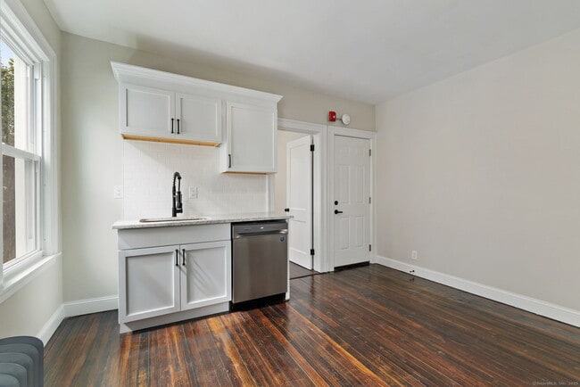 Building Photo - 279 Linwood St