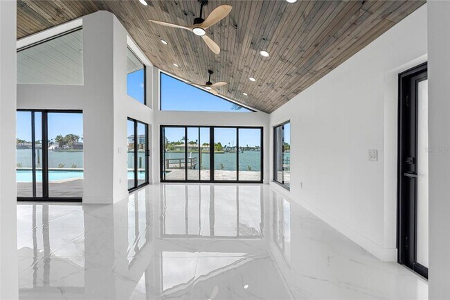 Building Photo - 520 115th Ave