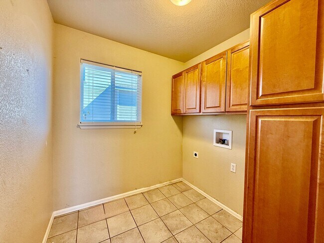 Building Photo - Spacious 4-Bedroom Home with Main level Living