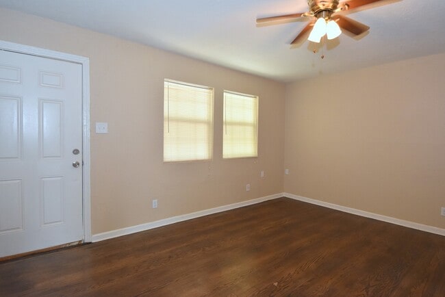 Building Photo - RECENTLY UPDATED 3 BEDROOM 1 BATH HOME