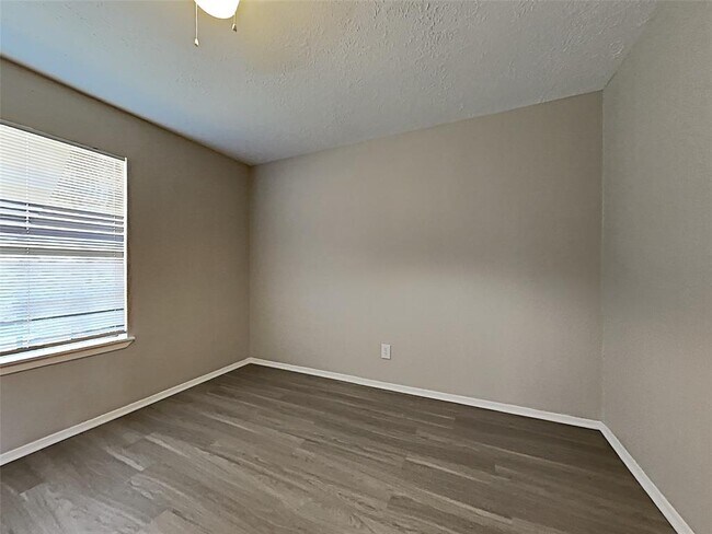 Building Photo - 8615 Riverside Walk Ln