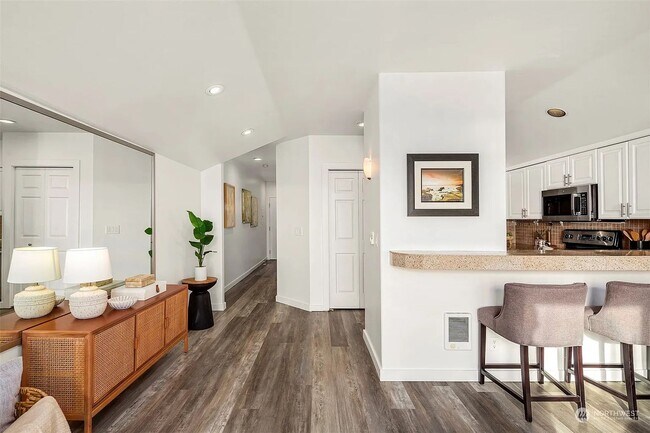 Building Photo - Top-Floor Corner Condo with Spectacular Views of the Space Needle & TWO Parking Spaces