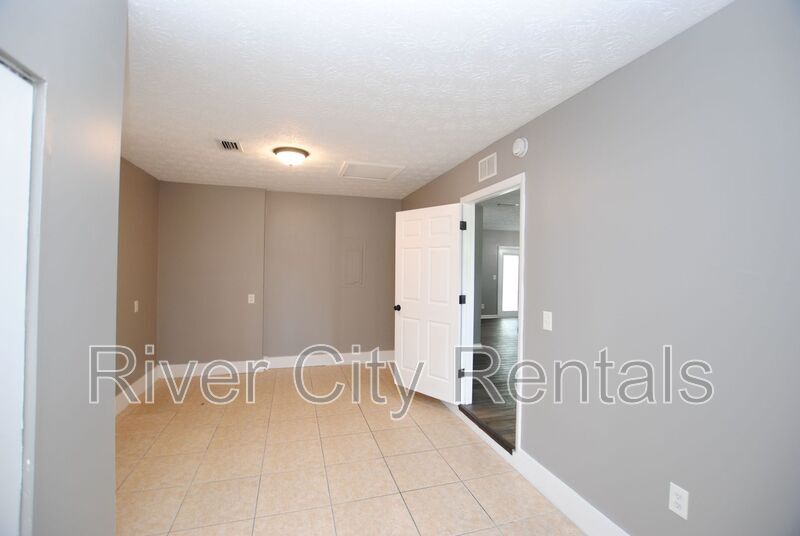 Building Photo - 743 Trambley Dr E