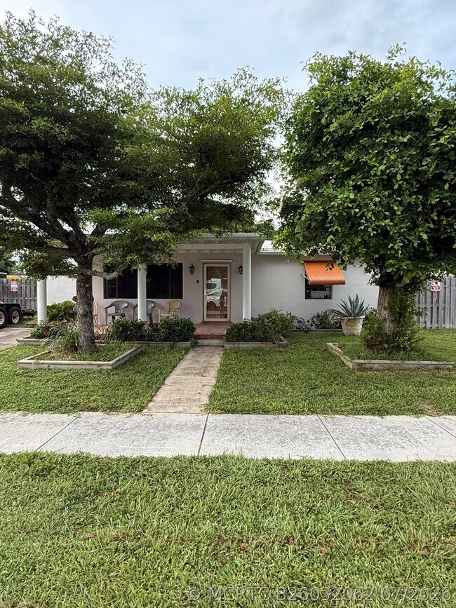 Building Photo - 817 Elm Rd