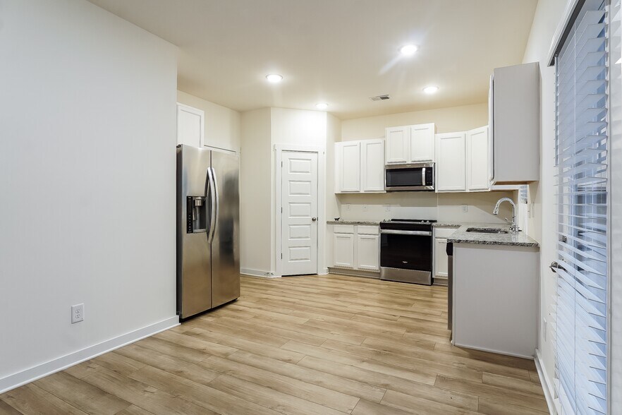 Building Photo - 5418 Bluebell Cir