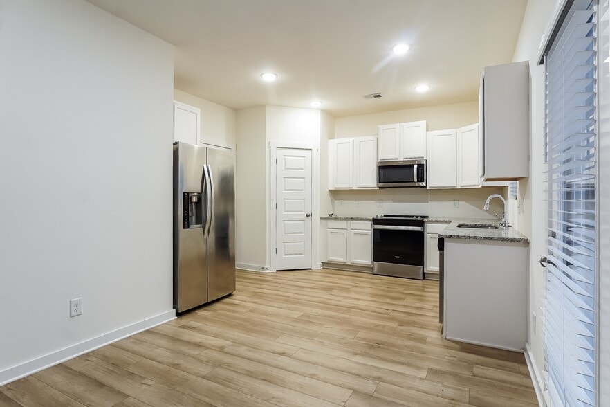 Building Photo - 5562 Bridle Way