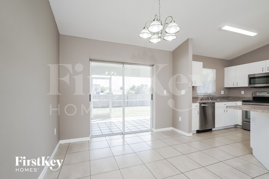 Building Photo - 2715 SW 1st Pl