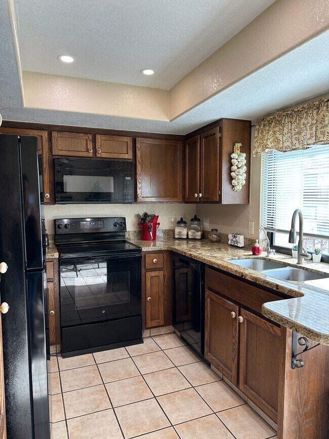Building Photo - Winter 23/24 Furnished Rental - Nov-Dec-Jan