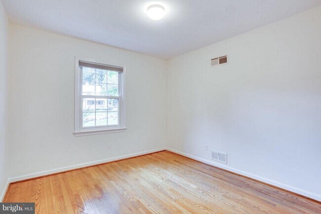 Building Photo - 5904 Lenox Rd