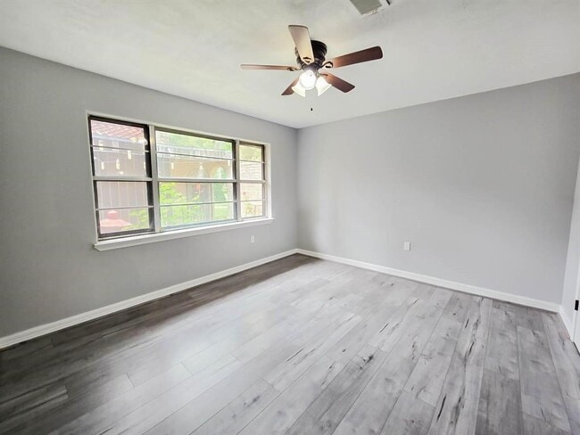 Building Photo - 215 W North Hill Dr