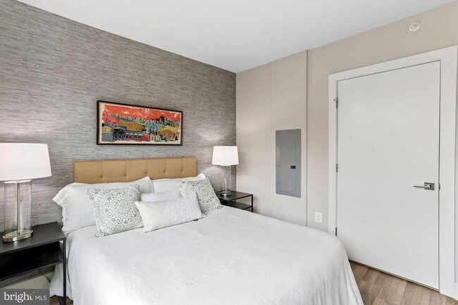 Building Photo - Practically new 1bd/1ba steps to Logan Cir...