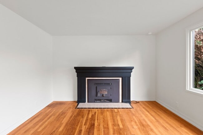Building Photo - 2521 W Sanson Ave
