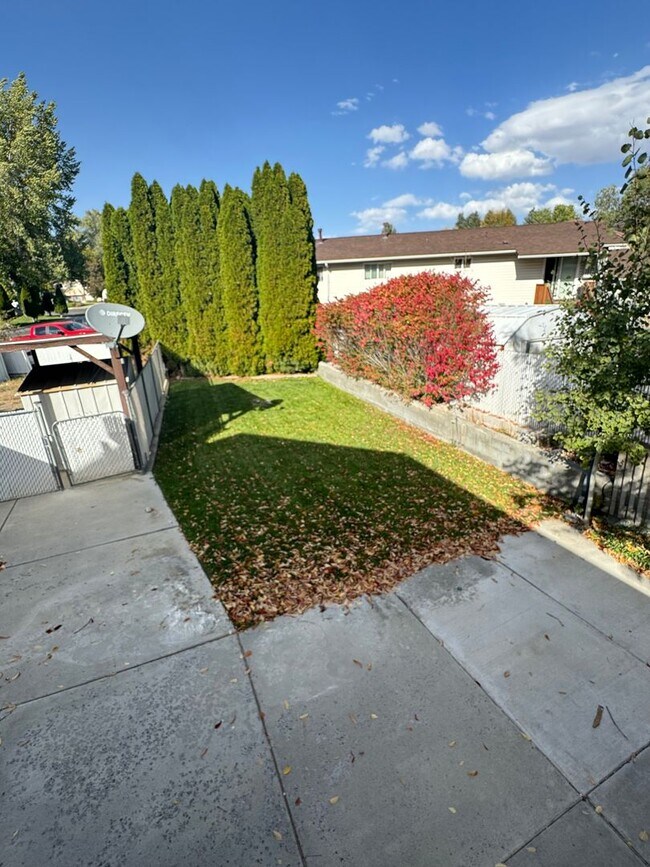 Building Photo - 825 W Sage St