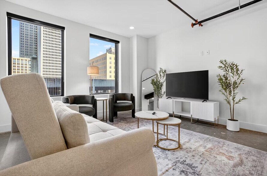 Building Photo - 400 S Main St