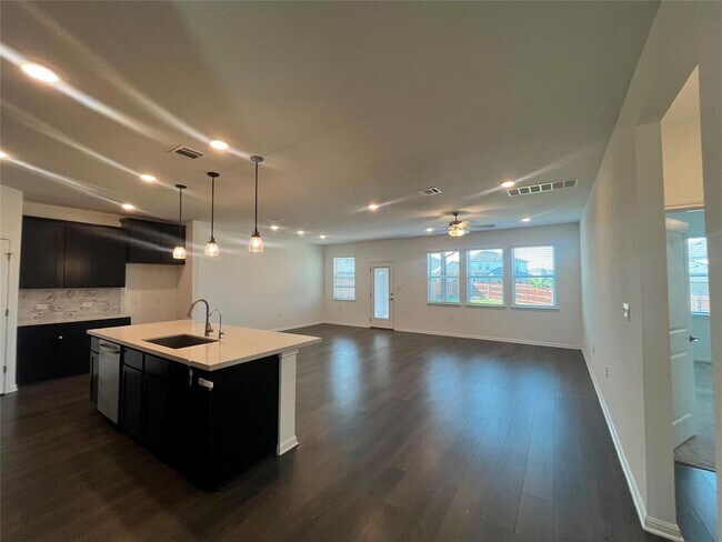 Building Photo - 15220 Holloway Dr