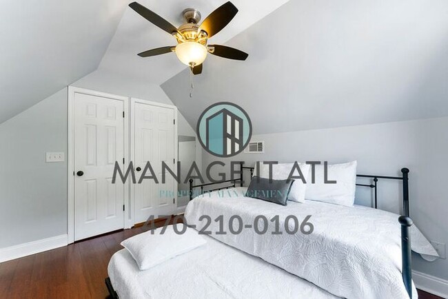 Building Photo - Cozy 3 bedroom house located one block from the Beltline!