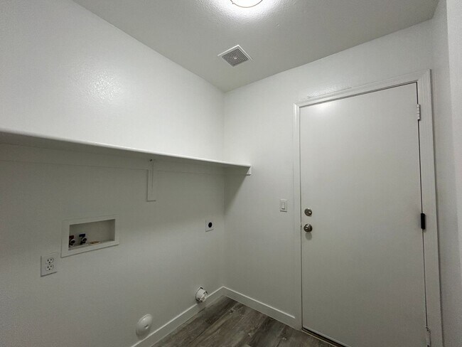 Building Photo - Beautifully Remodeled