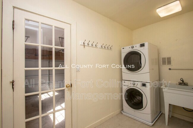 Building Photo - 2730 Hanover Dr