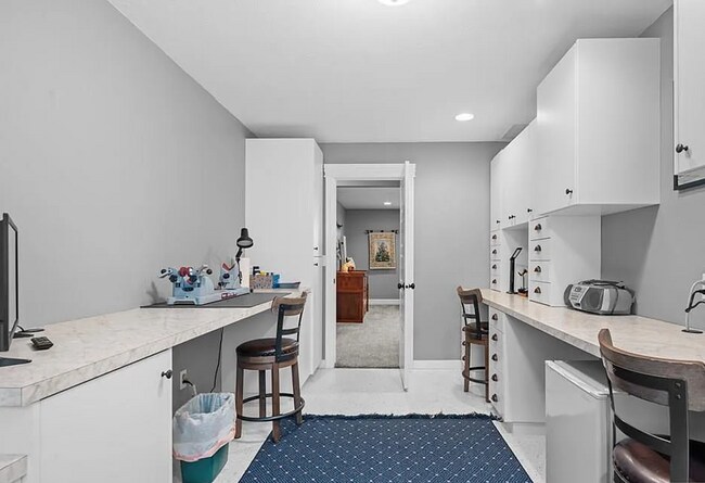 Building Photo - Beautiful Custom Home