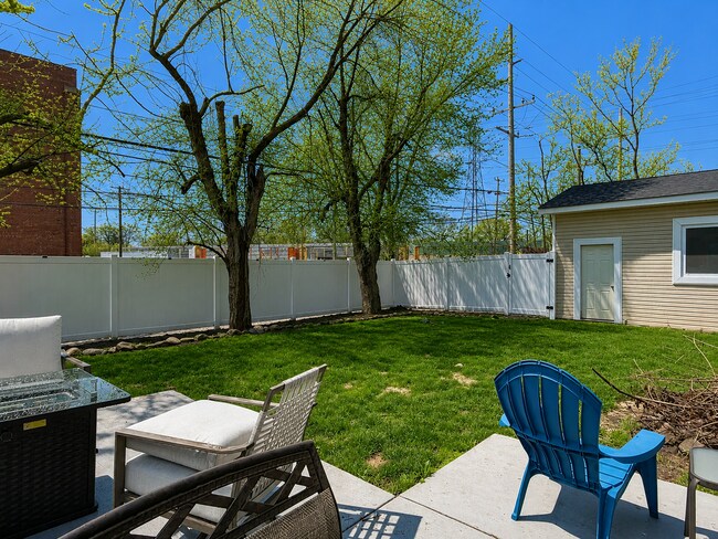 Building Photo - 3 Bed/2.5 Bath - Cape Cod Charm with Modern Comforts Throughout