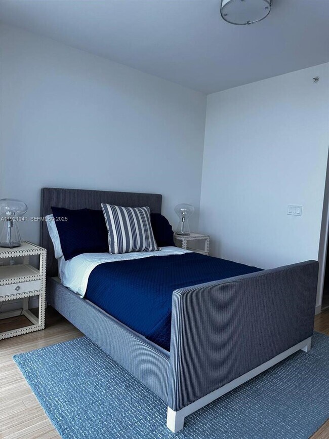 Building Photo - 17001 Collins Ave