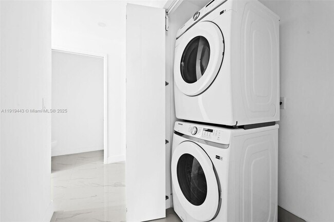 Building Photo - 700 NE 24th St