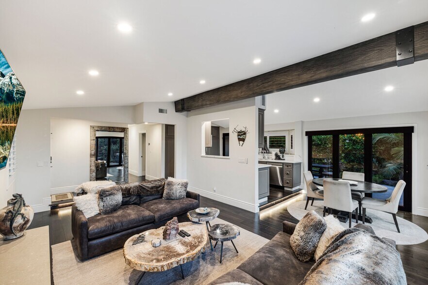 Building Photo - 16725 Oak View Dr