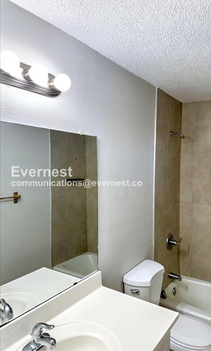 Building Photo - 825 E 5th St