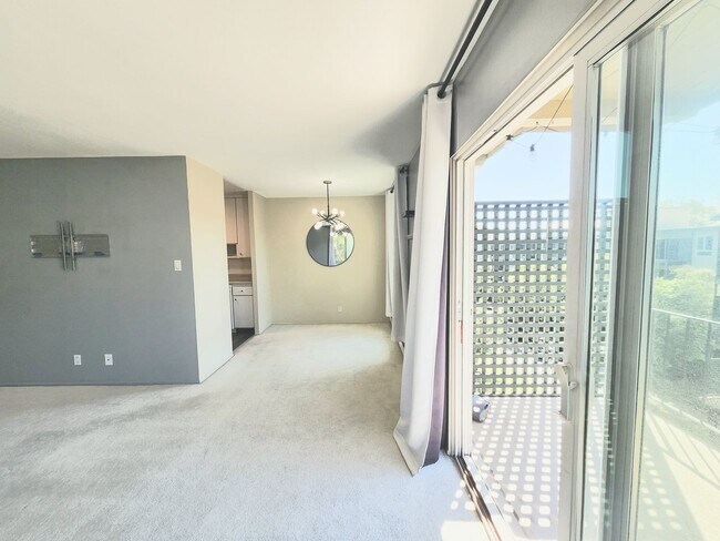 Building Photo - Top floor Woodlake condo, corner location