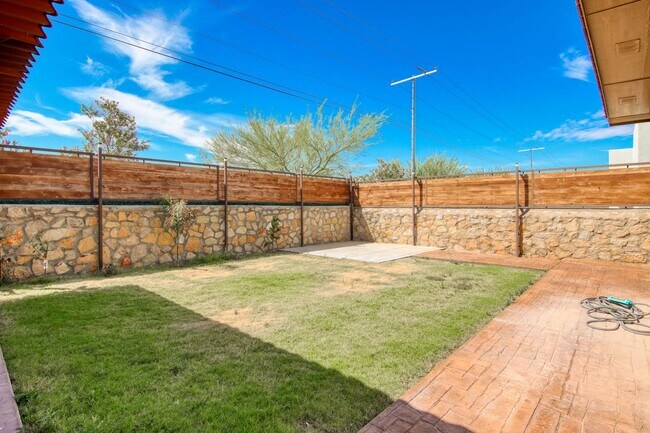 Building Photo - Beautiful East side House with 4 bed-2 baths