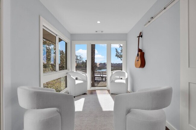 Building Photo - "Coastal Comfort Awaits: Spacious 3-Bed, 3-Bath Furnished Retreat in Moss Creek on the Marsh!"