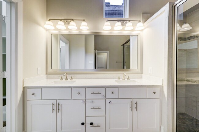 Building Photo - 726 N Shepherd Dr