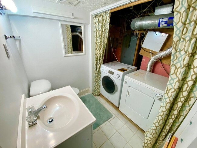 Building Photo - Charming 1BR with 1.5 Baths and Bonus Basement Room in the Heart of Ridgley’s Delight
