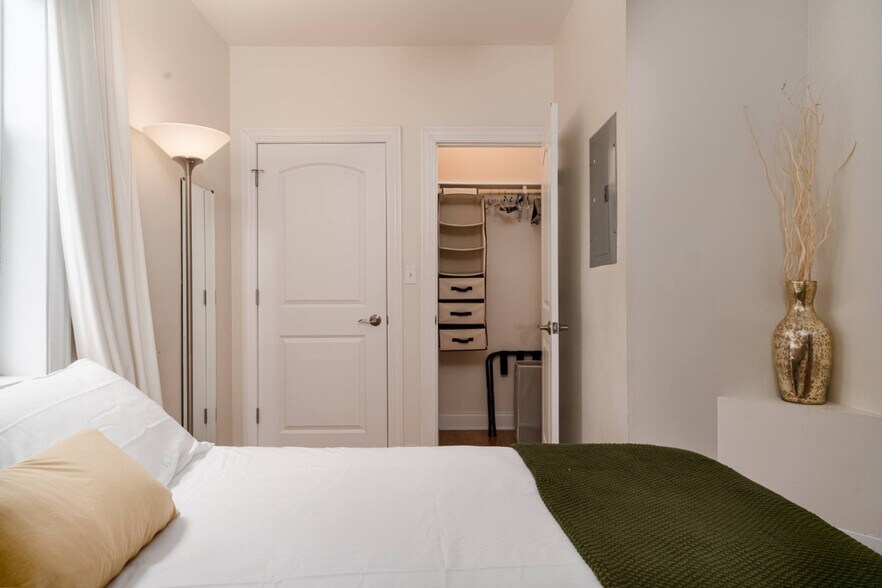 Building Photo - 846 N Hermitage Ave