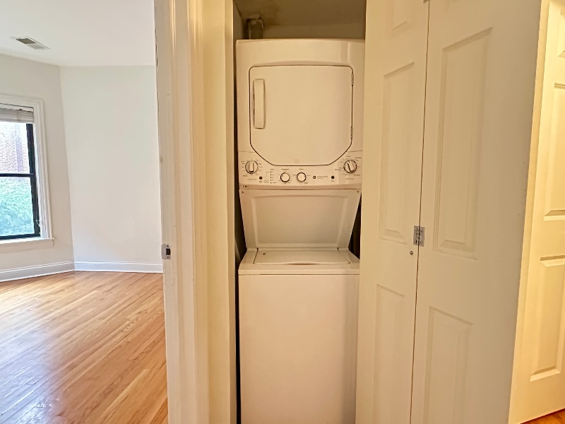 Building Photo - 903 W Cornelia Ave