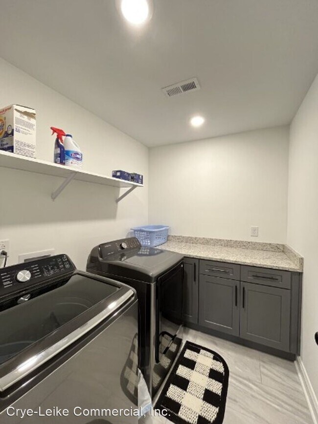Building Photo - 3 br, 2.5 bath House - 520 Dexter Dr