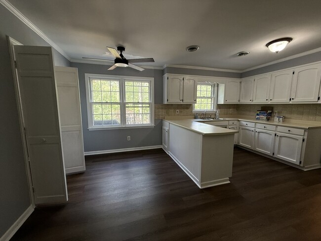 Building Photo - 110 S Pinepoint Dr