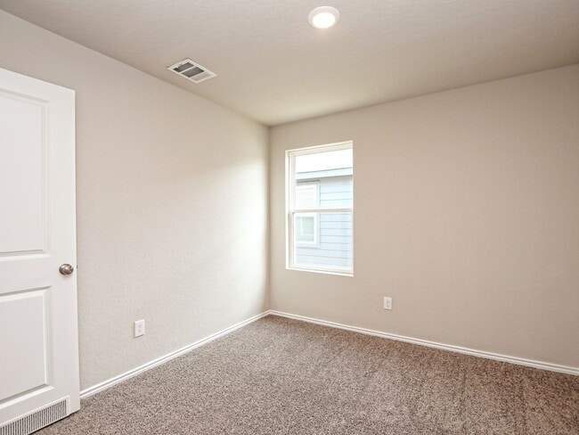Building Photo - BEAUTIFUL 4BR/2BA - 1627 SF - WATERWHEEL!