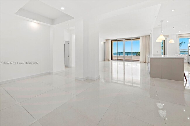 Building Photo - 808 Brickell Key Dr