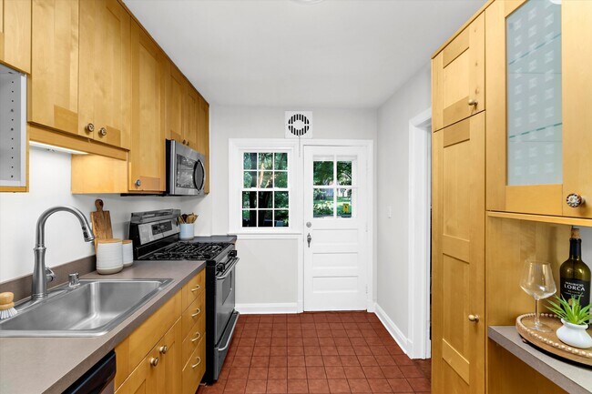 Building Photo - 218 Blenheim Rd