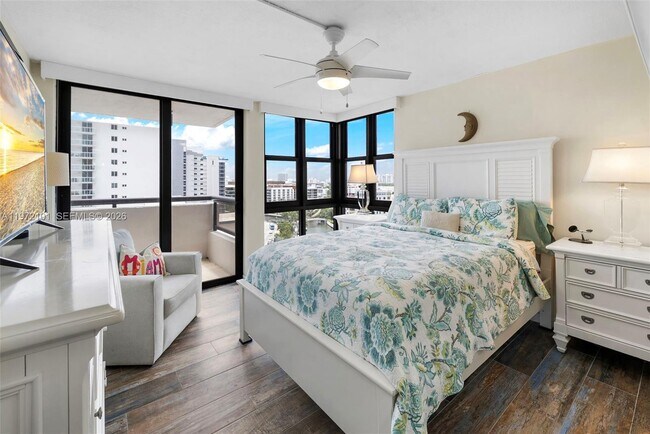 Building Photo - 2555 Collins Ave