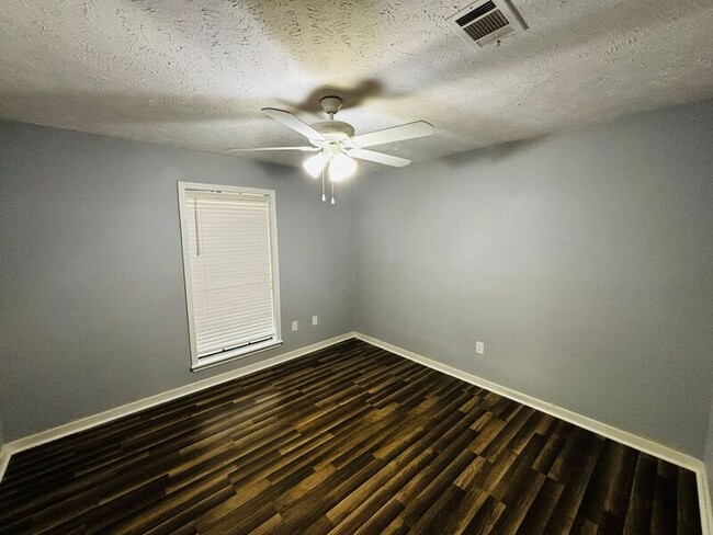 Building Photo - 709 Greenfield Dr