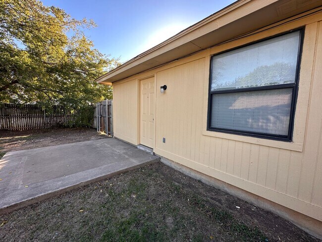 Building Photo - Available now! Nice 2 Bedroom, 2 Full Bath...